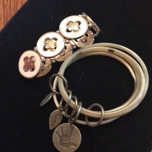 Set of stackable bracelets